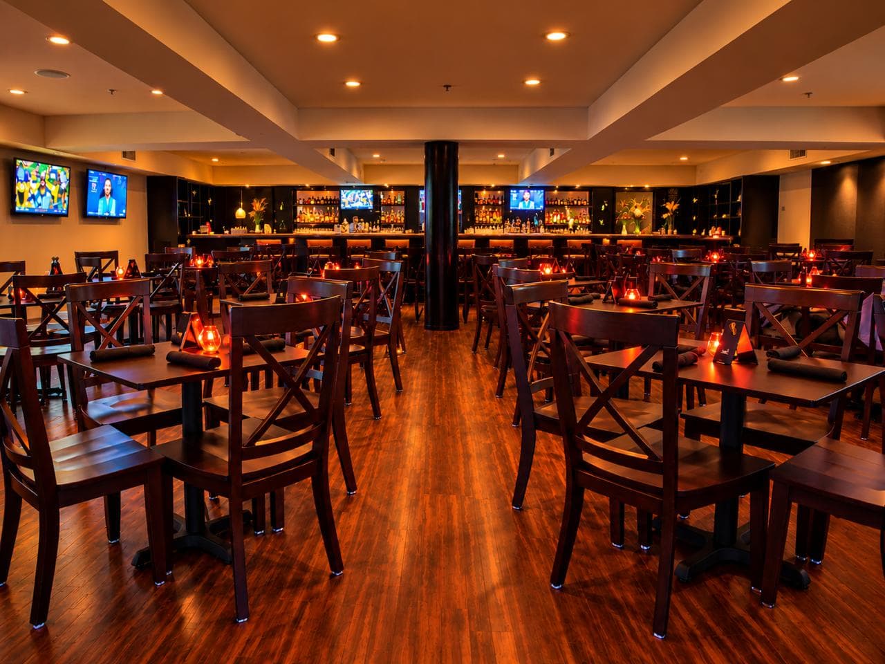 The bar and lounge at Killer Shrimp Marina del Rey in the evening